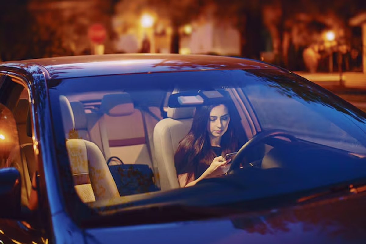 Vì sao không nên bật đèn nội thất ô tô khi lái xe ban đêm? 3 Vì sao không nên bật đèn nội thất ô tô khi lái xe ban đêm? - Ảnh 3.