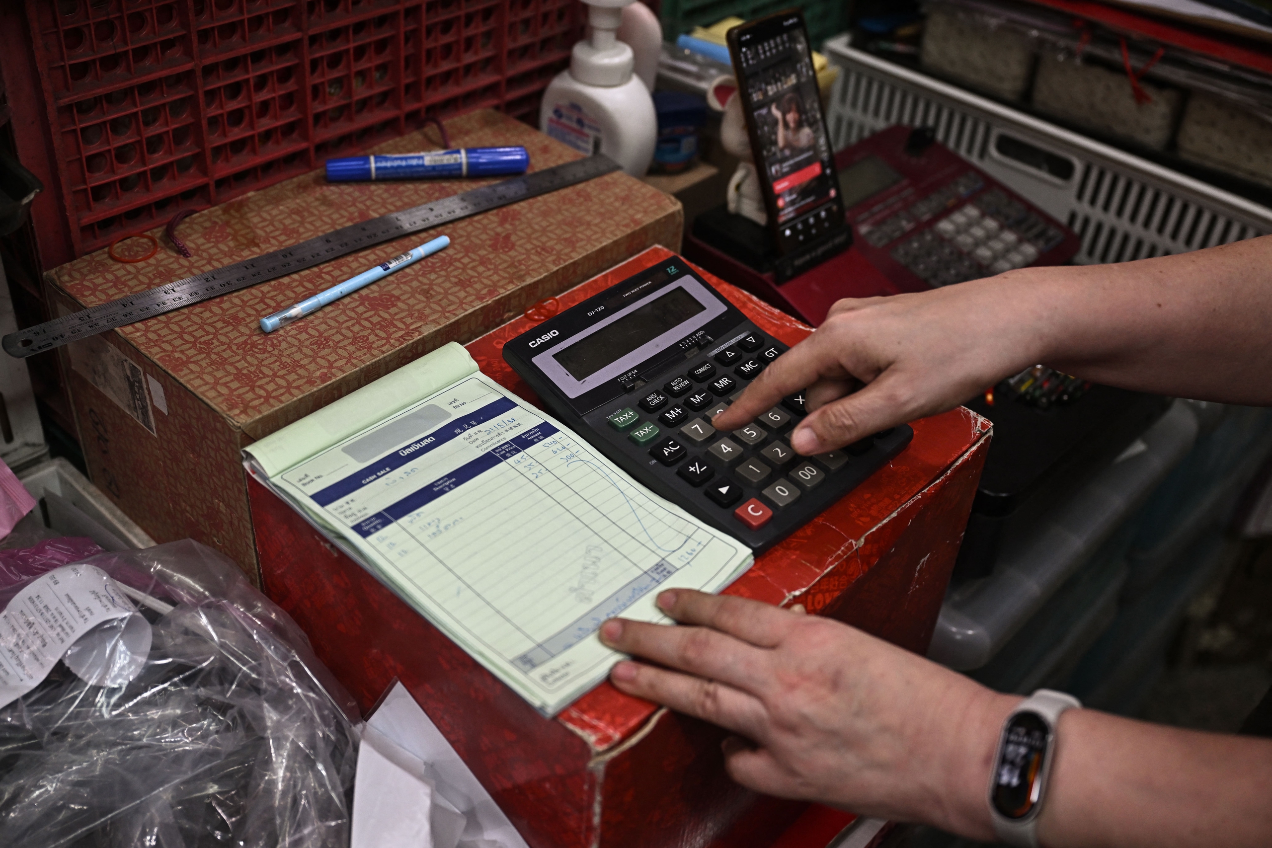 Vì sao máy tính cầm tay vẫn sống khỏe dù AI ngày càng thông minh? 1 máy tính cầm tay - Ảnh 1.