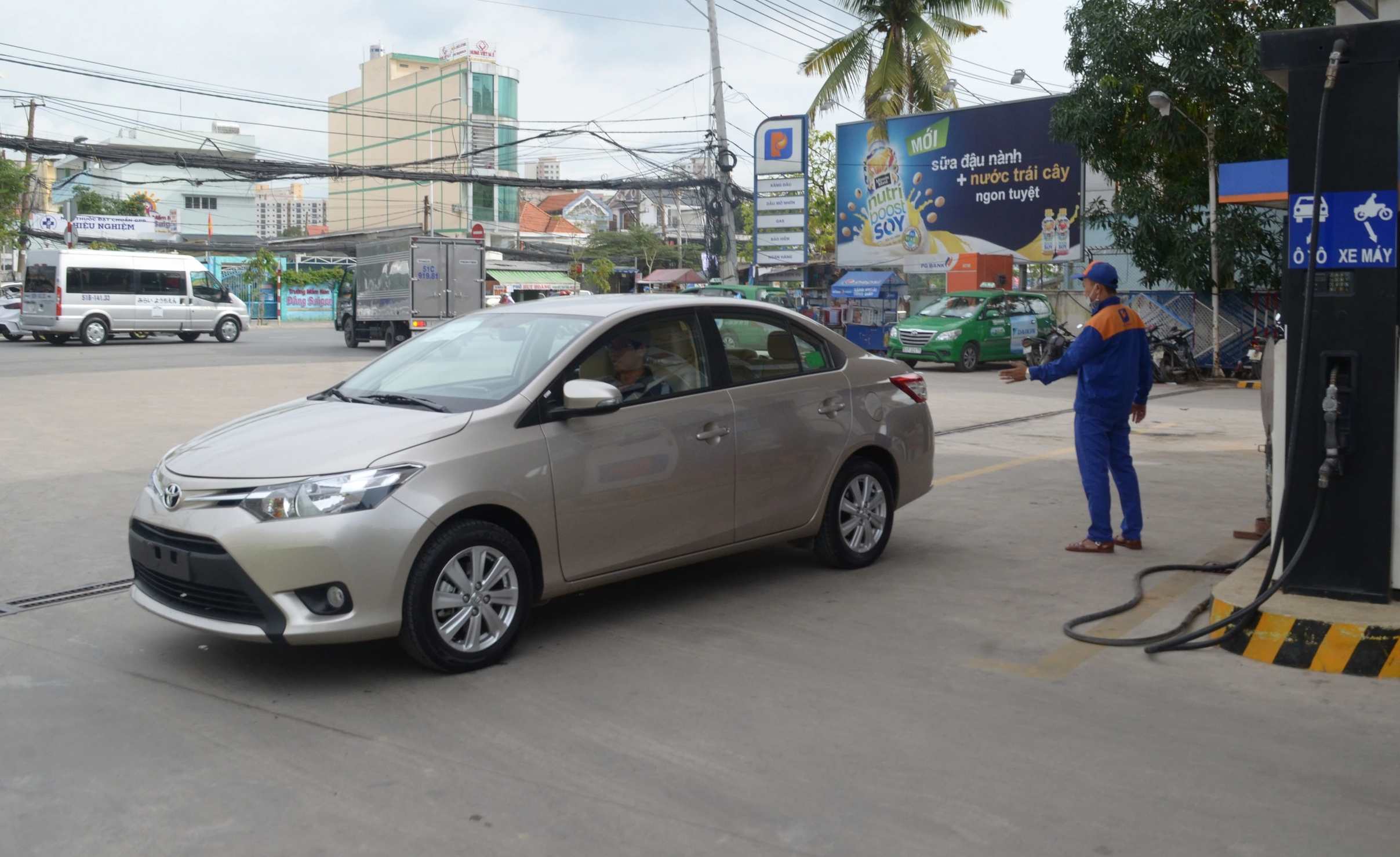 Vì sao nên tắt động cơ khi đổ xăng cho ô tô? 1 Vì sao nên tắt động cơ khi đổ xăng cho ô tô? - Ảnh 1.