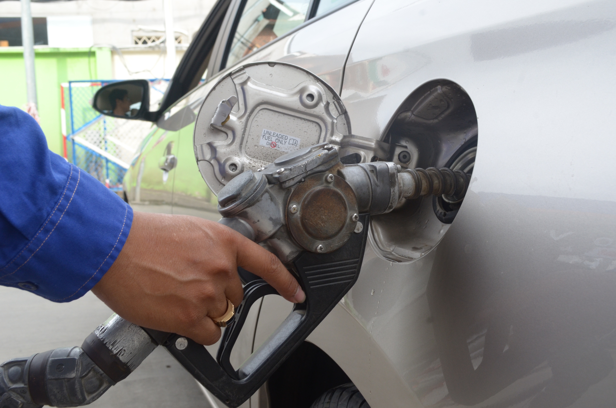 Vì sao nên tắt động cơ khi đổ xăng cho ô tô? 2 Vì sao nên tắt động cơ khi đổ xăng cho ô tô? - Ảnh 2.