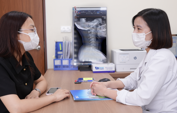 Bác sĩ Ngọc tư vấn cho bệnh nhân trẻ bị thoái hóa đốt sống cổ. Ảnh minh họa: Bệnh viện Đa khoa Tâm Anh