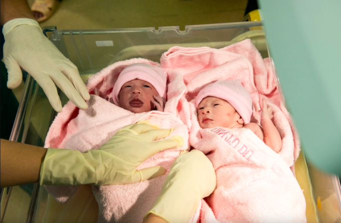 Hai em bé chào đời dịp giao thừa năm 2025. Ảnh: Ngọc Ngân