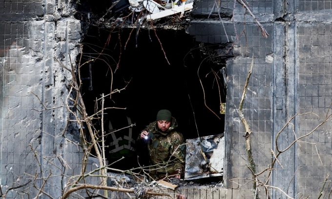 Lỗ thủng trên một tòa nhà chung cư bị hư hại trong cuộc tấn công bằng UAV và tên lửa của Nga hồi tháng 11 ở Kiev. Ảnh: Reuters