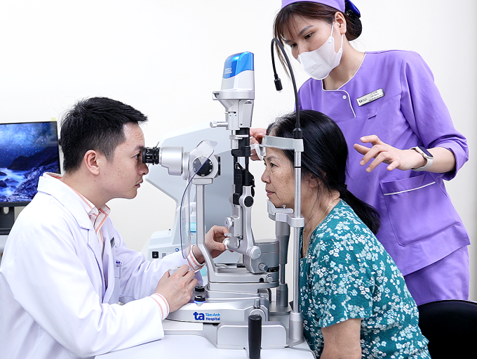 Bác sĩ đang kiểm tra mắt cho bà Hà. Ảnh: Bệnh viện Đa khoa Tâm Anh