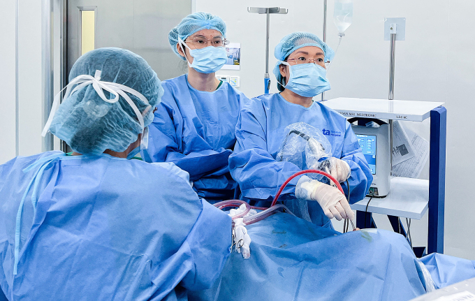 Bác sĩ Hằng (phải) đang phẫu thuật cho anh Linh. Ảnh: Bệnh viện Đa khoa Tâm Anh