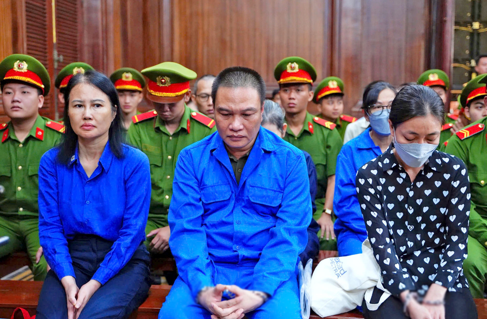 Viện kiểm sát đề nghị áp dụng tình tiết giảm nhẹ đặc biệt đối với bà Nguyễn Thị Thanh Nhàn 1 Viện kiểm sát đề nghị áp dụng tình tiết giảm nhẹ đặc biệt đối với bà Nguyễn Thị Thanh Nhàn - Ảnh 1.