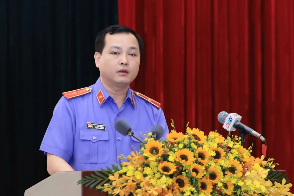 Viện trưởng VKSND TP.HCM Lê Văn Đông báo cáo tại kỳ họp. Ảnh: NGUYỆT NHI TP.HCM: Các đối tượng đóng gói rồi lợi dụng dịch vụ giao hàng công nghệ để vận chuyển ma túy-VKSND-TP.HCM.jpg