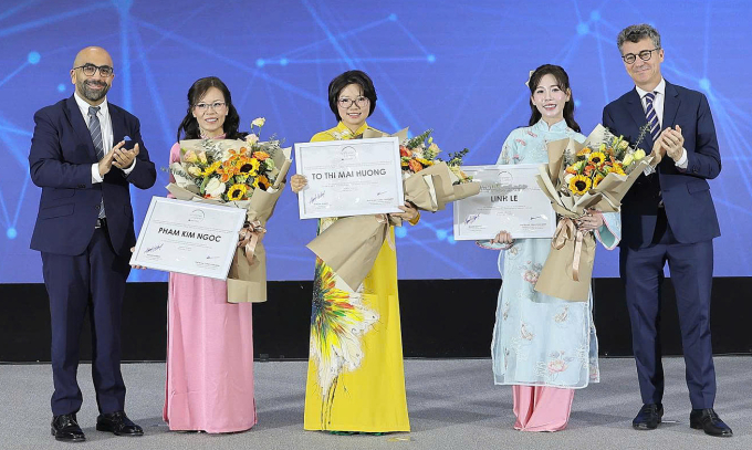 Ông Wagih Ahmed, Tổng Giám đốc L’Oréal Vietnam (bìa trái) và Jonathan W. Baker, Trưởng đại diện Unessco tại Việt Nam (bìa phải) trao học bổng cho ba nhà khoa học. Ảnh: Dũng Thanh