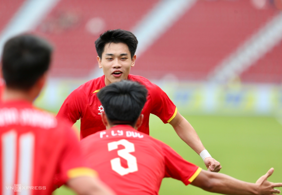 Phạm Lý Đức chia vui cùng Đình Bắc sau khi Nguyễn Hiểu Minh ghi bàn mở tỷ số cho Việt Nam trước Malaysia ở lượt cuối bảng B bóng đá nam SEA Games 33 trên sân Rajamangala, thành phố Bangkok, Thái Lan chiều 11/12/2025. Ảnh: Hiếu Lương