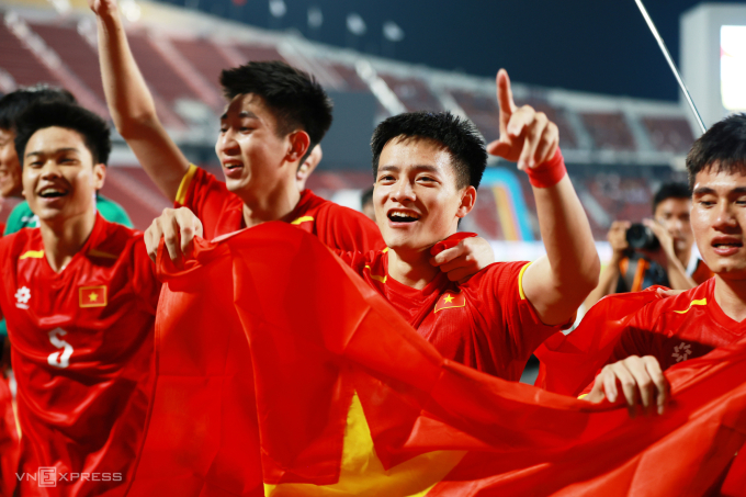Cầu thủ Việt Nam mừng HCV SEA Games 33, sau khi hạ Thái Lan 3-2 ở chung kết bóng đá nam SEA Games 33 trên sân Rajamangala ở Bangkok, Thái Lan ngày 18/12/2025. Ảnh: Đức Đồng