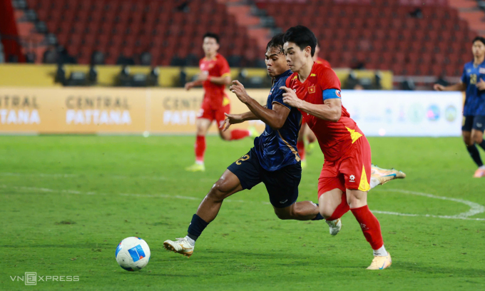 Đình Bắc đi bóng trong trận Việt Nam thắng Thái Lan 3-2 ở chung kết SEA Games trên sân Rajamangala, thành phố Bangkok, Thái Lan, tối 18/12/2025. Ảnh: Hiếu Lương