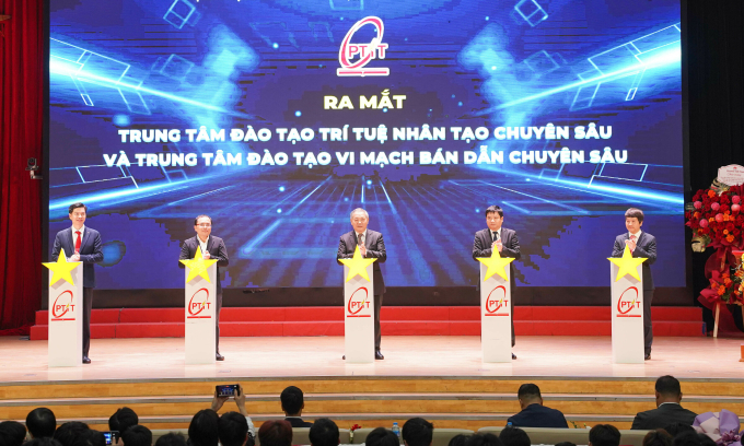 Nghi thức bấm nút ra mắt hai trung tâm tại Học viện Công nghệ Bưu chính Viễn thông, ngày 19/12. Ảnh: Thái Trường