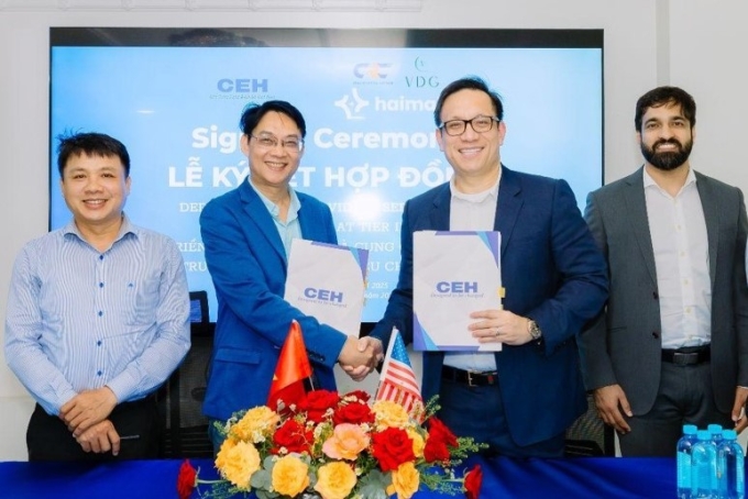 Liên doanh Vietnam Data Gen (VDG) ký hợp đồng với khách hàng đầu tiên của dự án. Ảnh: Đăng Khoa