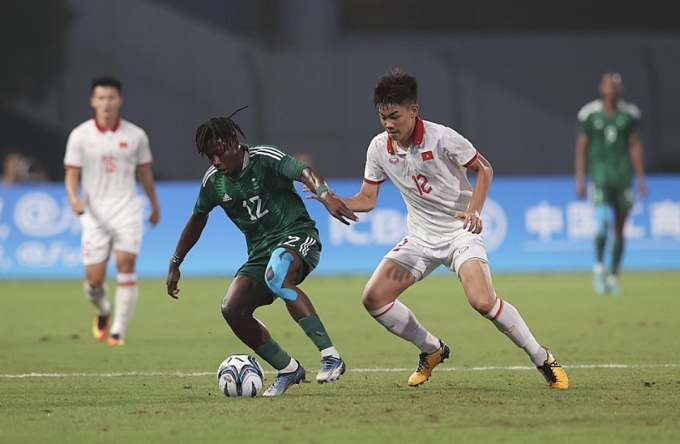 Việt Nam (áo trắng) thua Arab Saudi 1-3 ở lượt cuối bảng B bóng đá nam ASIAD 19, trên sân Linping ở Hàng Châu, Trung Quốc ngày 24/9/2023.