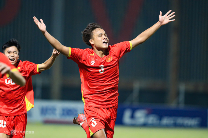 Trung vệ Việt Nam Nguyễn Mạnh Cường mừng bàn mở tỷ số ở phút thứ 4 trong trận thắng Malaysia 4-0  ở lượt cuối bảng C vòng loại U17 châu Á 2026, trên sân PVF ở Hưng Yên ngày 30/11/2025. Ảnh: Như Huynh.