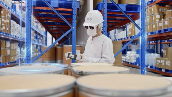 Nhân viên tại nhà máy sản xuất thuốc. Ảnh: Thanh Đoàn