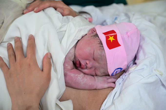 Bé gái chào đời đúng ngày Quốc Khánh 2/9 tại bệnh viện Phụ sản Trung Ương. Ảnh: Giang Huy