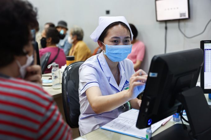 Nhân viên y tế bệnh viện mắt TP HCM khám bệnh cho người dân. Ảnh: Quỳnh Trần