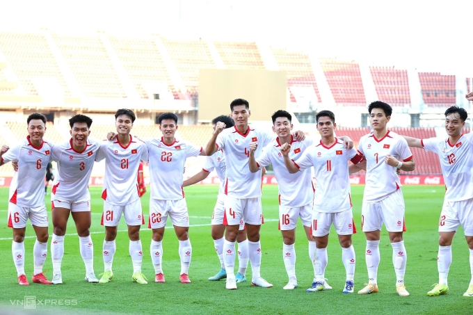 Các cầu thủ Việt Nam mừng bàn mở tỷ số của Nguyễn Đình Bắc (số 7) trong trận thắng Lào 2-1 ở lượt ra quân bảng B bóng đá nam SEA Games 33, trên sân Rajamangala ở Bangkok, Thái Lan ngày 3/12/2025. Ảnh: Đức Đồng