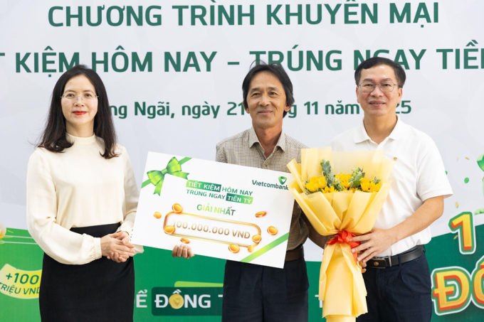 Anh Võ Tấn Diệp (Quảng Ngãi) nhận giải Nhất trị giá 100 triệu đồng. Ảnh: Vietcombank