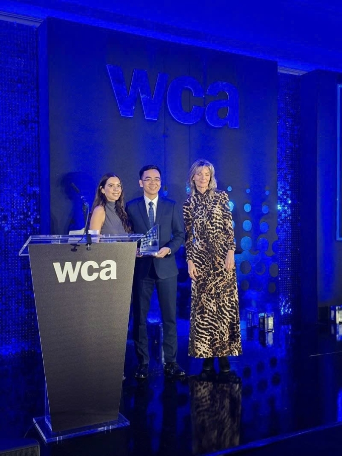 Đại diện Viettel (đứng giữa) nhận cúp lưu niệm từ ban tổ chức. Ảnh: Viettel