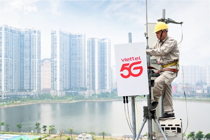 Kỹ thuật viên Viettel trên một trạm 5G tại Hà Nội. Ảnh: Thọ Trần