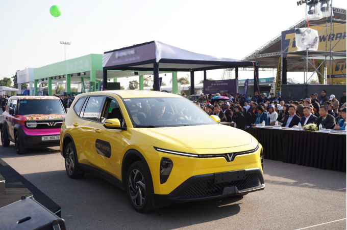 VinFast Limo Green và VF 3 diễu hành qua sân khấu chính của triển lãm Vietnam Mobility Show 2025. Ảnh: Hoàng Giang