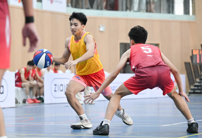 Hiệp một hai đội chơi ăn miếng trả miếng. Ảnh: Giang Huy