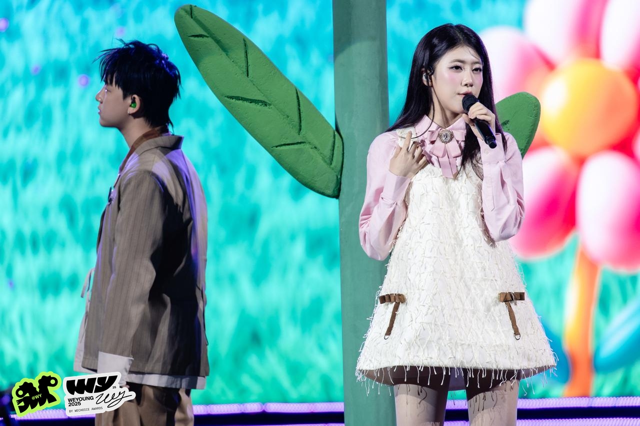 WeYoung 2025 bùng nổ sân khấu tình ca: Visual LED rực rỡ biến cả phố đi bộ thành không gian lãng mạn- Ảnh 1.