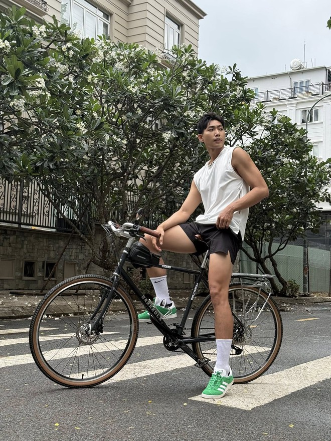 Nam thần Vbiz siêng cởi đồ trên sàn diễn, body 6 múi mướt mắt nhưng liên tục vướng nghi vấn yêu đồng giới- Ảnh 1.