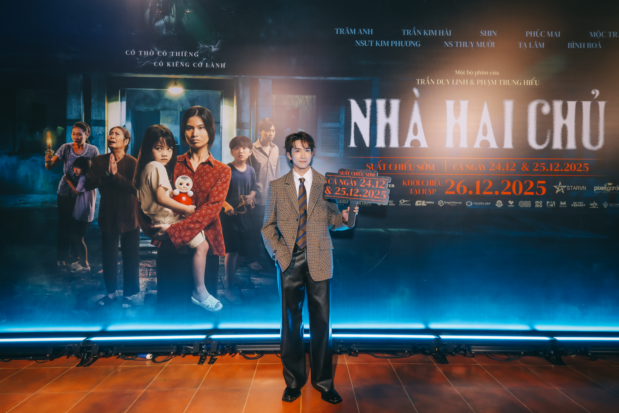 Clip HOT: Mỹ nam Việt vừa bước lên thảm đỏ là cả dàn sao phải chịu thua, camera dí sát rạt không ra khuyết điểm- Ảnh 2.