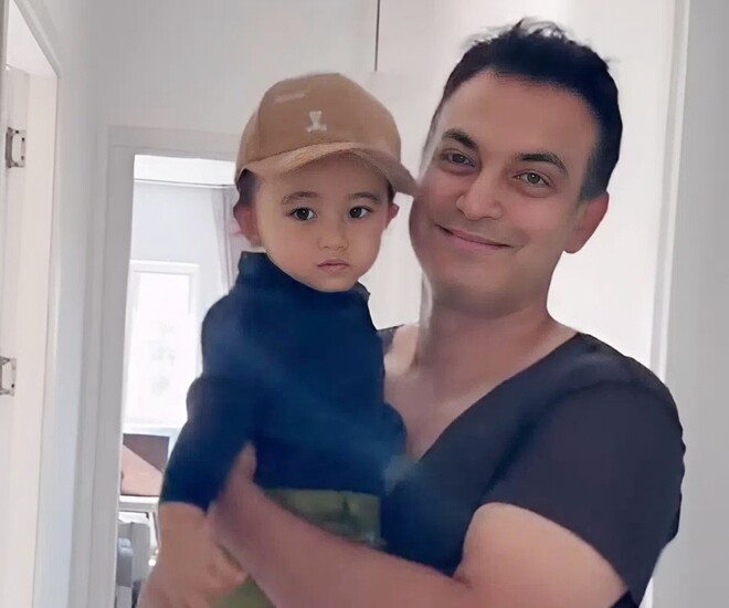 Milo - quý tử nhà Võ Hạ Trâm - liên tục bám bố, không chịu để mẹ bế.