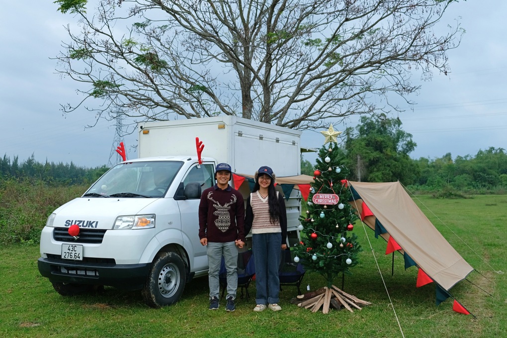 Vợ chồng 9X biến xe tải cũ thành nhà di động để phượt khắp đất nước - 1