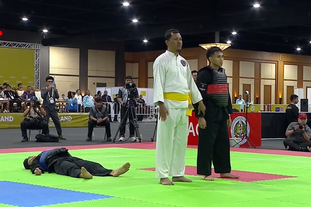 Võ sĩ Pencak Silat Việt Nam bị xử ép: Người bật khóc, người đi cấp cứu - 1