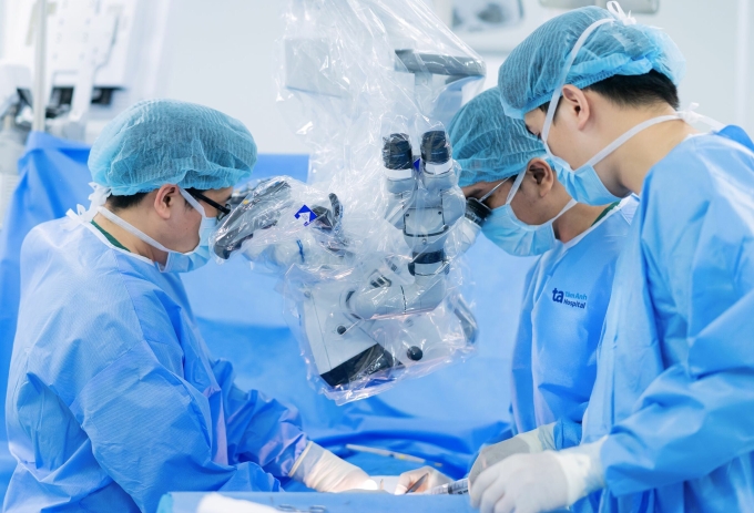 Bác sĩ Nguyễn Công Danh (giữa) cùng êkíp vi phẫu micro-TESE tìm tinh trùng cho nam giới vô sinh. Ảnh minh họa: Hoài Thương