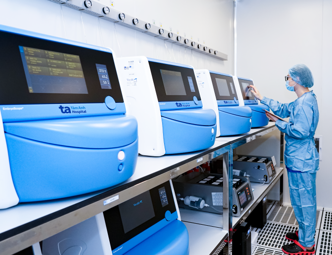 Tủ nuôi phôi hiện đại được trang bị trong hệ thống lab-trong-lab ISO 5 giúp tối ưu chất lượng phôi. Ảnh: Thanh Luận