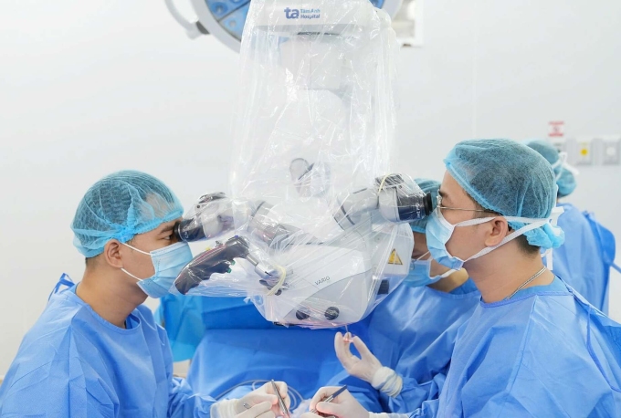 Bác sĩ IVF Tâm Anh đang mổ vi phẫu micro-TESE tìm tinh trùng cho người bệnh. Ảnh minh họa: Bùi Việt