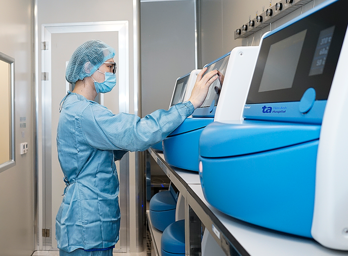 Hệ thống nuôi cấy lab-trong-lab tối ưu mọi điều kiện giúp tăng chất lượng phôi. Ảnh: Thanh Luận