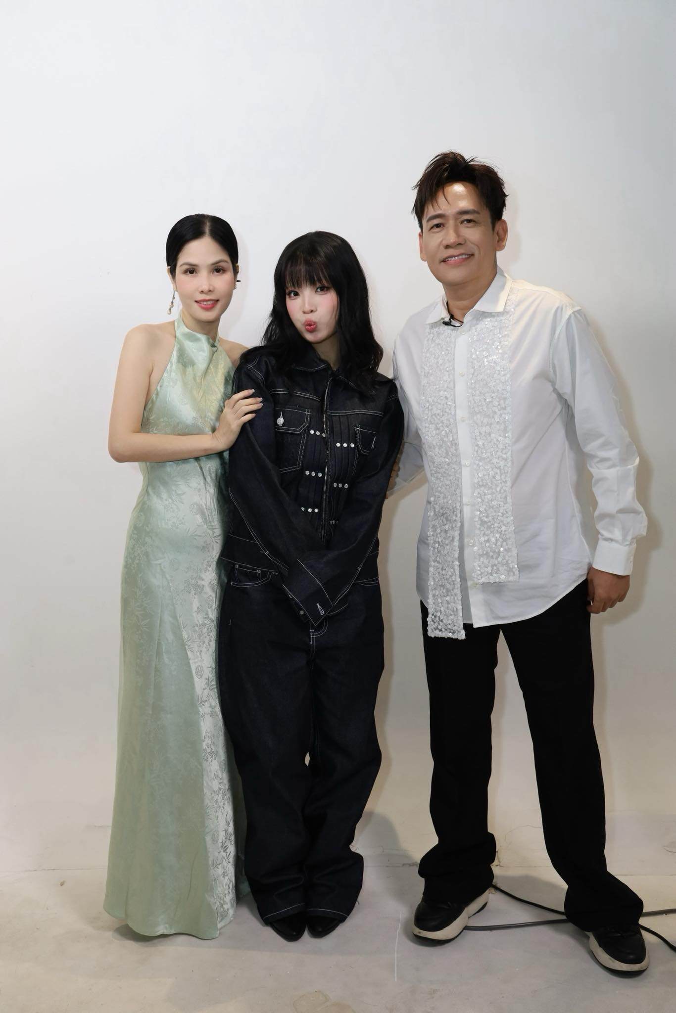 Bà xã Duy Mạnh chia sẻ khoảnh khắc bên chồng và con gái.