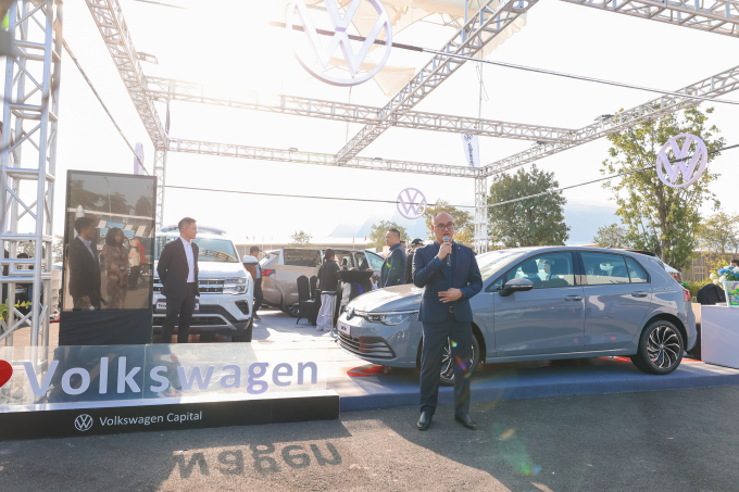 Ông Lê Hữu Minh, Phó Tổng giám đốc Volkswagen giới thiệu các dòng xe của hãng tại khu trưng bày ở triển lãm Vietnam Mobility Show 2025. Ảnh: VW