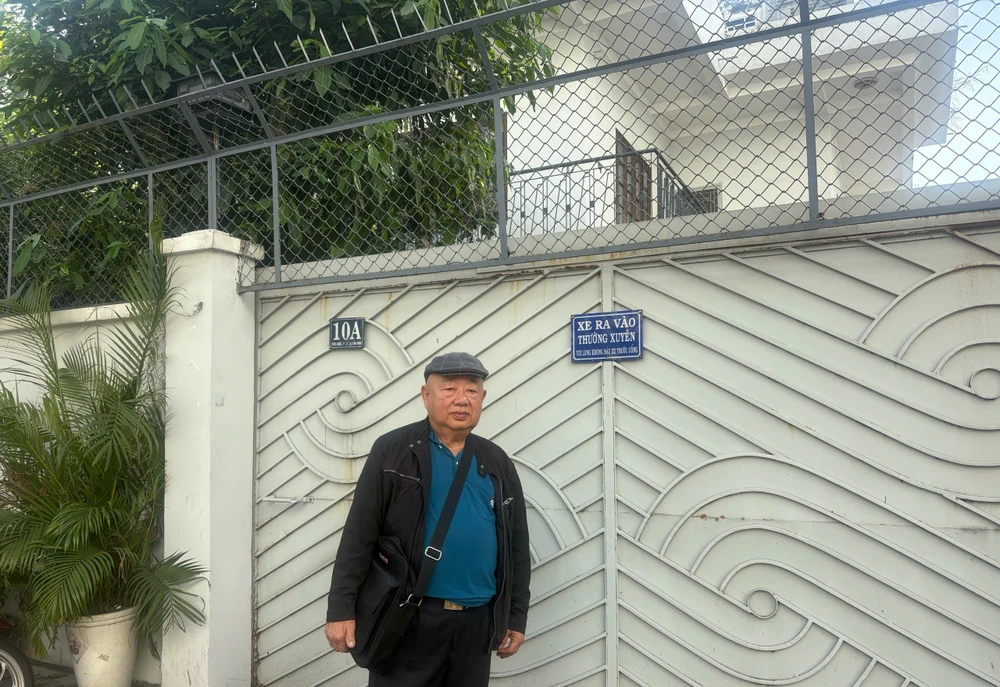Ông Huỳnh Hưng Lợi đứng trước căn nhà số 10A Cửu Long, phường Tân Sơn Hòa, TP.HCM. Ảnh: SONG MAI vu-15-nam-di-kien-doi-nha-tam-dung-viec-cuong-che-thi-hanh-an-theo-de-nghi-cua-vksnd-toi-cao.jpg