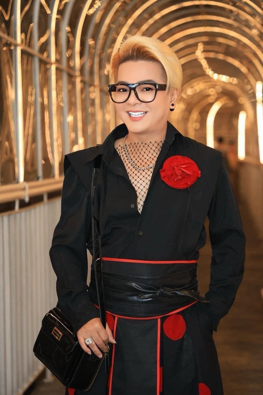 Nam nghệ sĩ cưới vợ giàu hơn 8 tuổi, giấu suốt 20 năm, U60 không có con vẫn yêu và hôn vợ mỗi ngày- Ảnh 1.