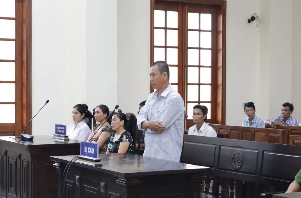 Bị cáo Tài nghe tòa tuyên án chiều 11-12. Ảnh: NHẪN NAM xe-cho-lua-can-qua-nguoi-vo-y-gay-thuong-tich.jpg