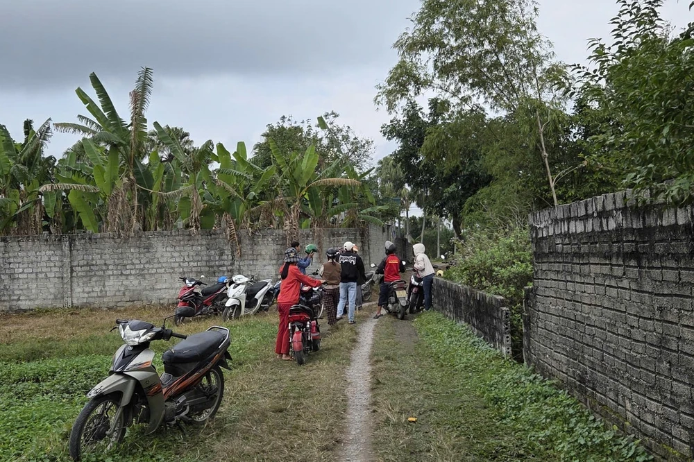 Người dân địa phương bàng hoàng khi nghe tin 3 người chết trong một buổi sáng ngày cuối năm. Ảnh: ĐẶNG TRUNG Vụ án mạng ở Thanh Hóa Ngày hòa giải ly hôn thành ngày đại tang -3.jpg