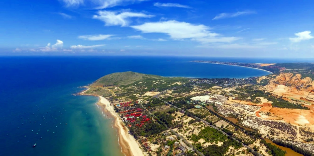 Hòn Rơm nhìn từ trên cao. Ảnh PN. Đồi Hòn Rơm