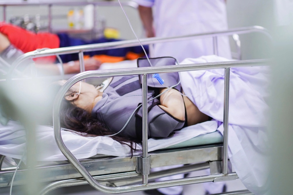 Vụ cháy quán ăn, 6 người thương vong: 2 cô gái nhảy lầu hiện ra sao? - 1