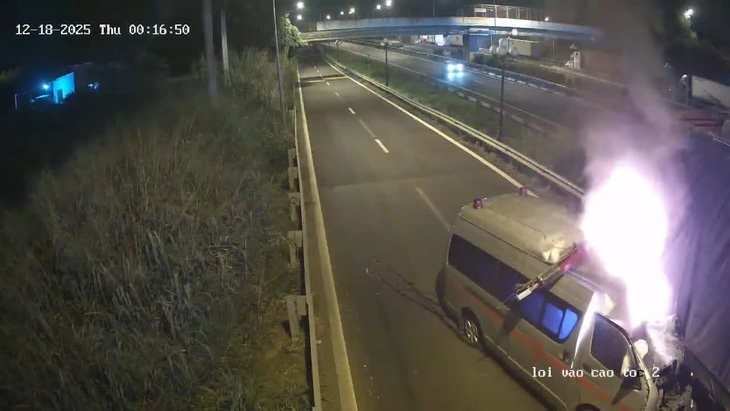 Vụ cháy xe cứu thương khiến 3 người chết: Không phải xe của Bệnh viện Chợ Rẫy 1 Vụ cháy xe cứu thương khiến 3 người chết: Không phải xe của Bệnh viện Chợ Rẫy - Ảnh 1.