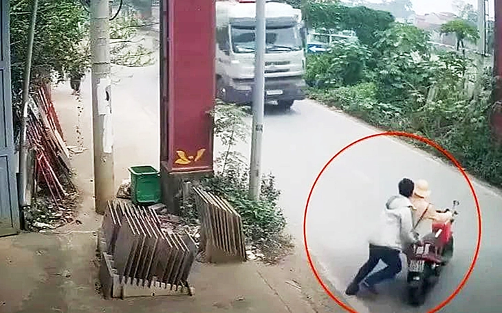 Từ vụ đẩy Đại úy CSGT vào đầu xe tải: Giải pháp nào ngăn vi phạm? - Ảnh 1. CSGT - Ảnh 1.