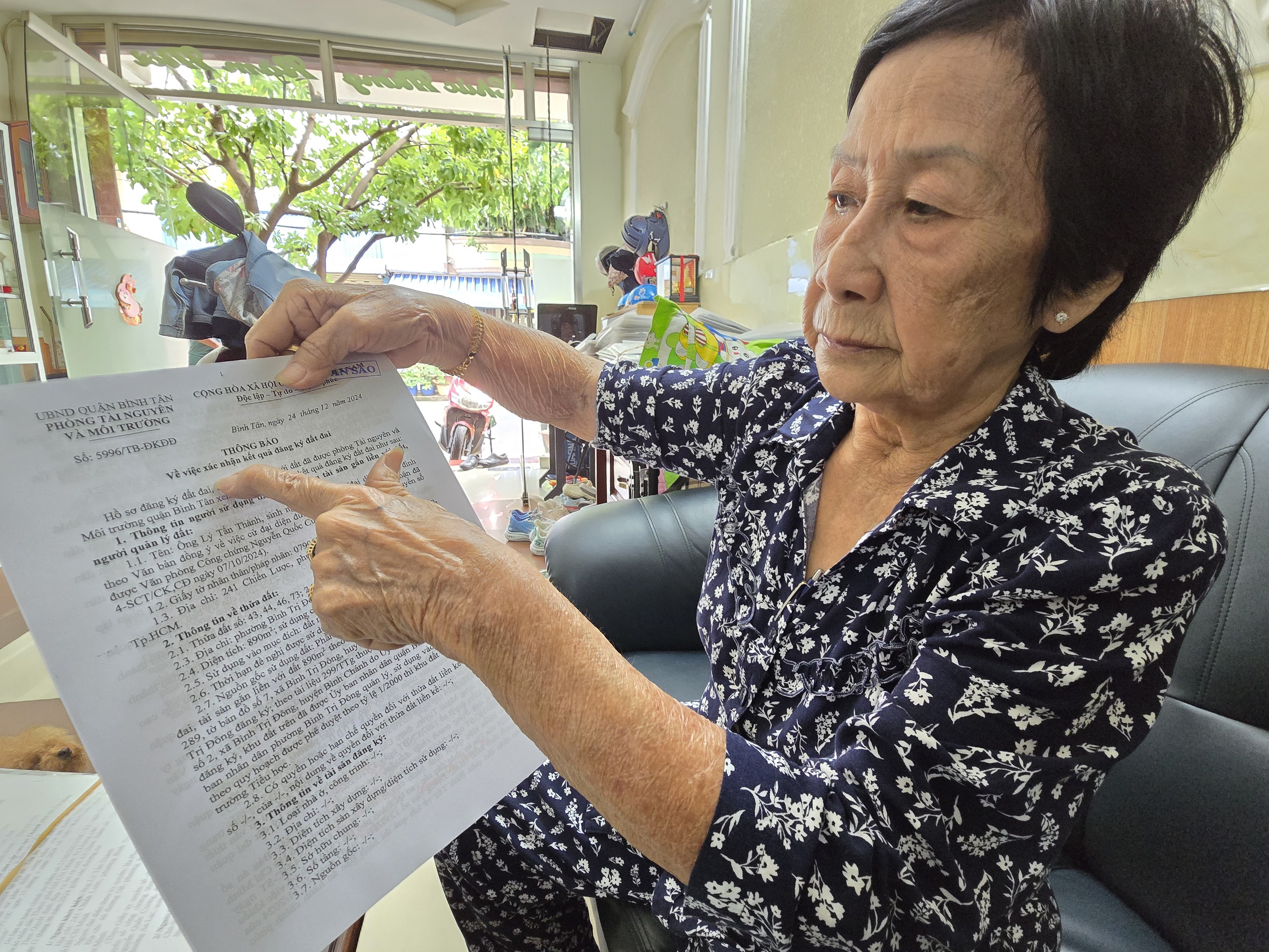 Vụ hộ dân 30 năm đòi đất: Tòa buộc Chủ tịch UBND phường Bình Trị Đông, TP.HCM cấp sổ hồng 1 Vụ hộ dân 30 năm đòi đất: Tòa buộc Chủ tịch UBND phường Bình Trị Đông, TP.HCM cấp sổ hồng - Ảnh 1.