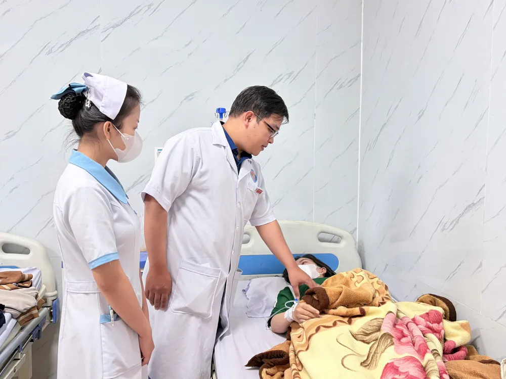 Bác sĩ thăm khám cho bệnh nhân điều trị tại bệnh viện. u-nghi-ngo-doc-banh-mi-o-quang-ngai-gan-30-nguoi-nhap-vien-nganh-y-te-vao-cuoc-khan-cap-3.jpg